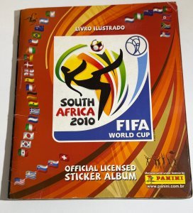🤩 Álbum panini oficial del mundial Sudáfrica 2010 con todas las figuritas pegadas 💯 Un artículo que sin duda debe formar parte de tu colección.