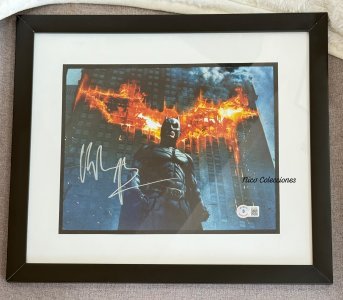 🤩 Temática Cine 🎥 Autógrafo puño y letra de Christian Bale (Batman) con la garantía absoluta de Beckett 💯  Fotografía autógrafiada y enmarcada de manera preciosa para exhibir en tu colección.🔝